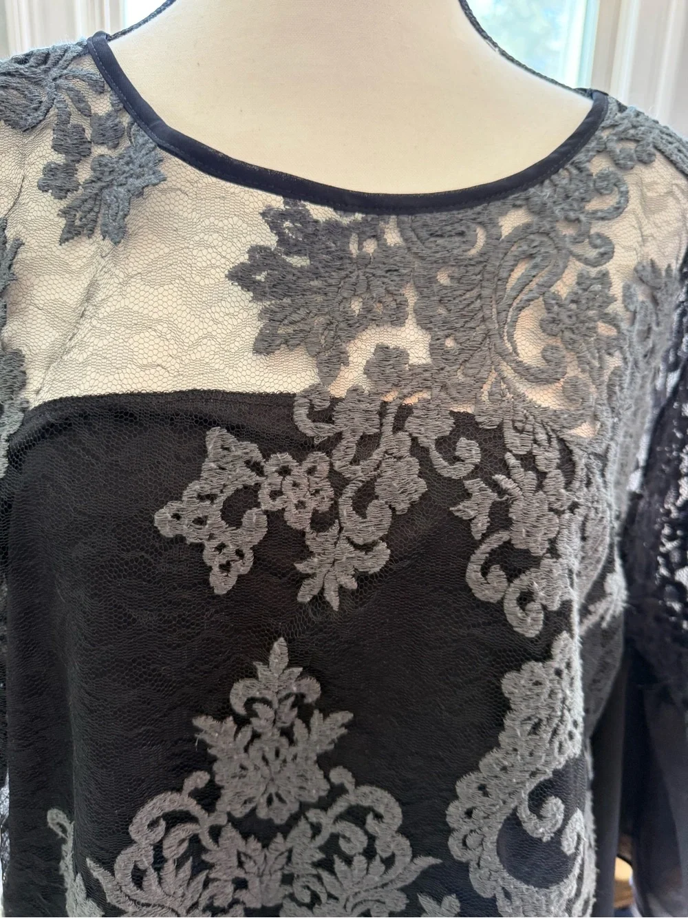 Carmen Marc Valvo Gorgeous Black Bell Sleeve Blouse with Gray Lace Overlay Sz XL - Picture 2 of 8